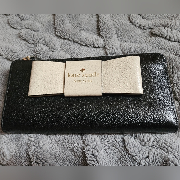 ♠️ Kate Spade Wallet ♠️ - Picture 1 of 4